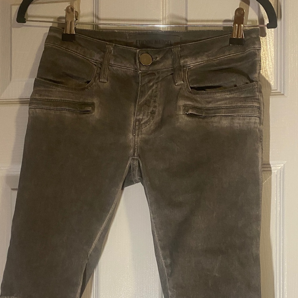 Elegant Gray Cropped Jeans